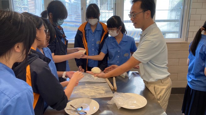 农教育专业人员入校透过「生乳起司好好吃」、「窑烤披萨真减碳」两项体验活动，更体会珍惜食材不浪费，共享食物的美好价值。(戴志扬翻摄)