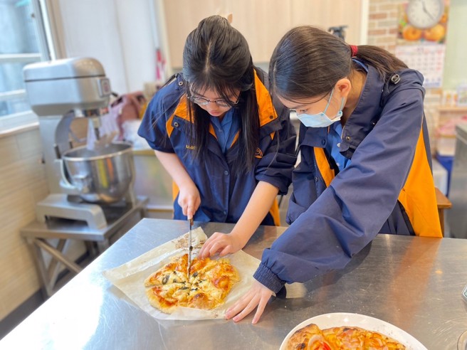 农教育专业人员入校透过「生乳起司好好吃」、「窑烤披萨真减碳」两项体验活动，更体会珍惜食材不浪费，共享食物的美好价值。(戴志扬翻摄)