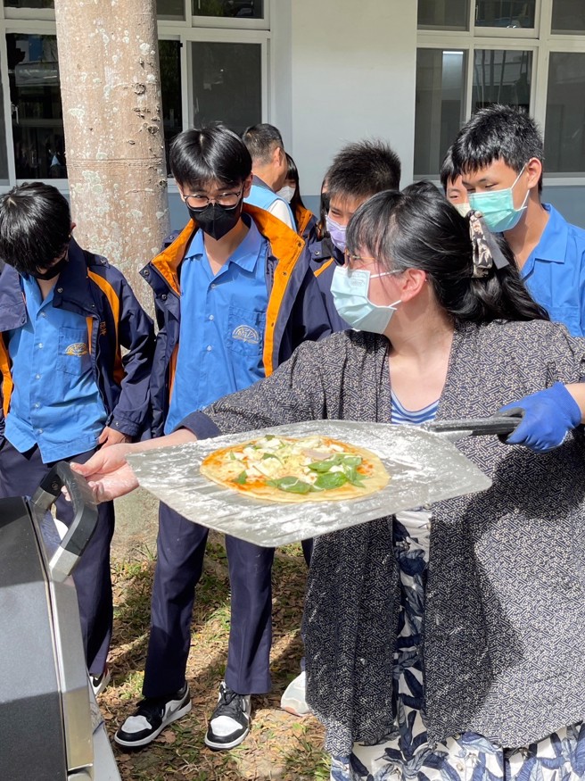 农教育专业人员入校透过「生乳起司好好吃」、「窑烤披萨真减碳」两项体验活动，更体会珍惜食材不浪费，共享食物的美好价值。(戴志扬翻摄)