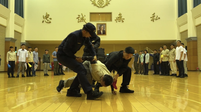 直击！「孤狼」持刀、枪攻击总统候选人，随扈上前秒制伏。(叶庭欣摄)