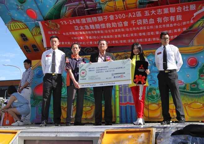 亞太急難關懷救助協會創辦人盧宜鈴捐贈消防警備車與防災裝備，台北市消防局長莫懷祖代表受贈並感謝盧宜鈴的熱心（亞太急難關懷救助協會提供）