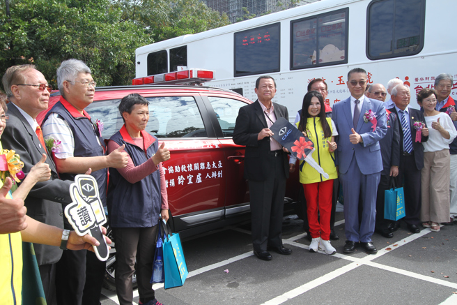 盧宜鈴老師從921大地震開始長期支持防災救難，本次捐贈消防警備車為台北市消防提升救災能量。（亞太急難關懷救助協會提供）

