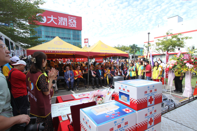 亞太急難關懐救助協會、國際獅子會300A-2及台北市烈山五姓宗親會等團體都在現場協力，支持捐贈儀式及現場活動。（亞太急難關懷救助協會提供）

