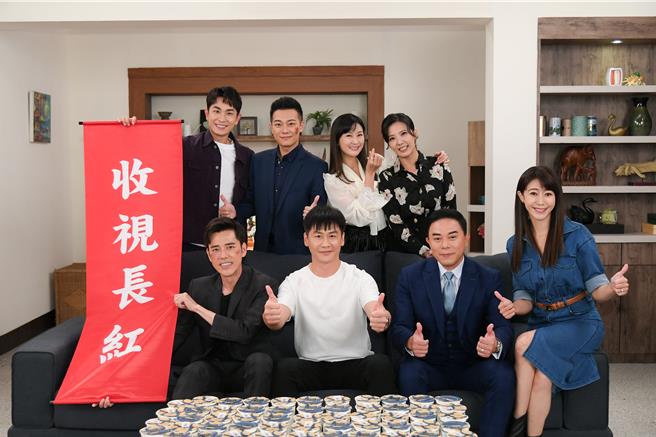 《天道》收视破3，剧组演员们开心庆祝。（三立提供）