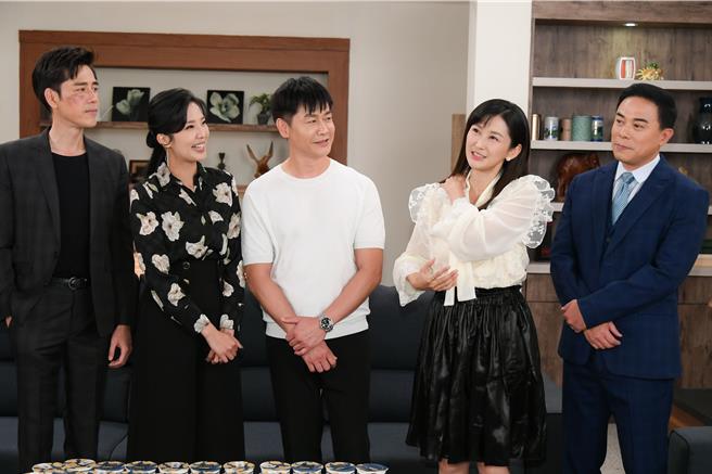 陈佩骐（右二）近期戏份高潮迭起助长收视创新高。（三立提供）