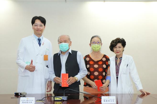 病友黄先生（左2）胡女士（右2）感谢北荣导管瓣膜治疗团队的救治。（北荣提供／林周义台北传真）