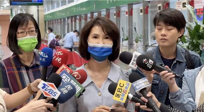 高雄邮局副局长张素贞今（9）日出面致歉，认了有疏失，该行员年资9年，才刚请完育婴假復职，已发函给予纠正，并列入年终考核。（柯宗纬翻摄）