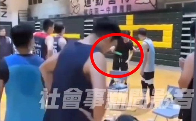 打篮球纠纷，男子持西瓜刀呛声。（翻摄社会事新闻影音网）