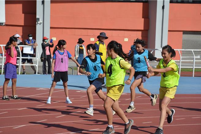 112年學年度國中小大隊接力賽9日在台東縣立體育場舉行。（台東縣政府提供／蔡旻妤台東傳真）