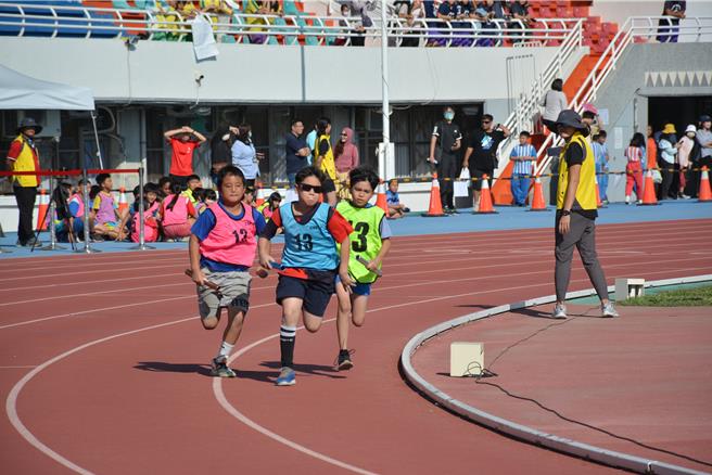 112年學年度國中小大隊接力賽9日在台東縣立體育場舉行。（台東縣政府提供／蔡旻妤台東傳真）