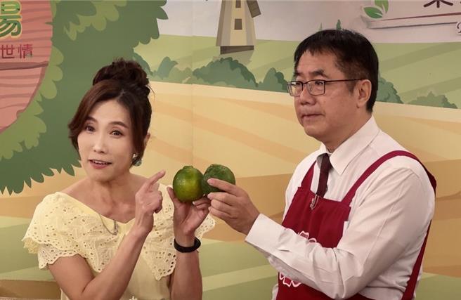 台南市長黃偉哲（右）9日專程北上到電視購物Live節目宣傳青皮椪柑。（台南市政府提供／張毓翎台南傳真）