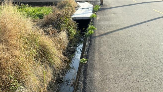 桃園市中壢區永清街一處水溝加蓋工程，工程僅施作10公尺就中斷挨批。（呂筱蟬攝）