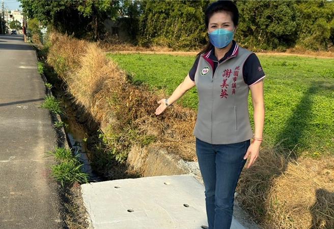 市議員謝美英說，造橋鋪路做一半，對不熟悉路況的用路人反而增添風險。(呂筱蟬攝)
