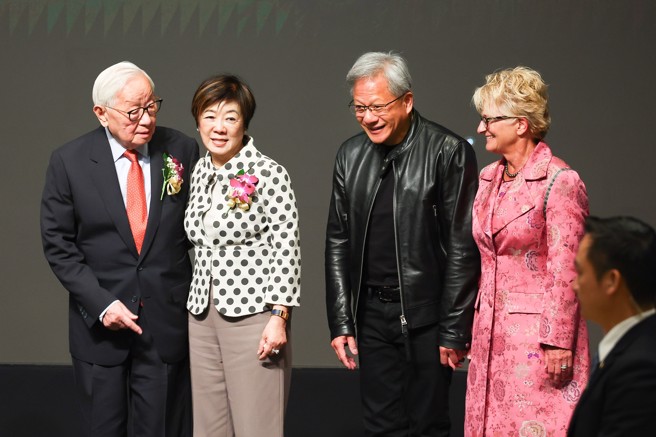 台积电创办人张忠谋（左）9日获颁首届李国鼎奖，与他有多年交情的辉达（NVIDIA）创办人暨执行长黄仁勋（右2）与妻子Lori Huang（后右）特地自美国来台，现身颁奖典礼致意。左2为张忠谋妻子张淑芬。(中央社)