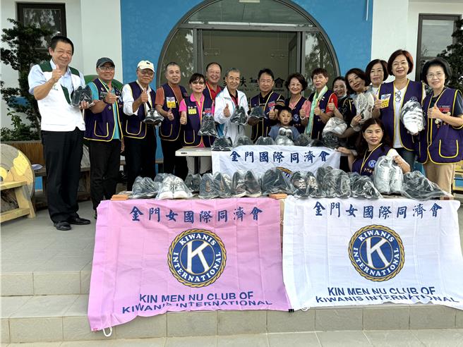 国际同济会金门会与金门女会今日下午前往金门家扶中心赠送38双崭新的运动休閒鞋给家扶弱势学童，期许藉着合脚的鞋子可以陪着孩子们面对挑战走得更长远。（于家麒摄）