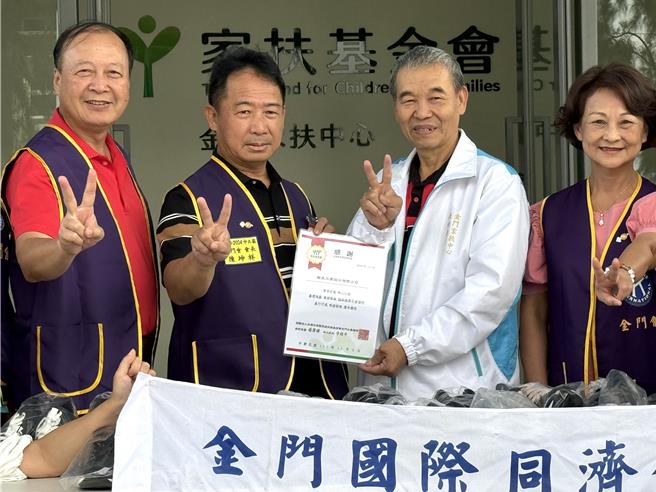 家扶中心扶幼主委杨肃谦(右二)代表学童们接受这份来自同济男女两会全体成员祝福的礼物，并致赠感谢状献上诚挚的感激。（于家麒摄）