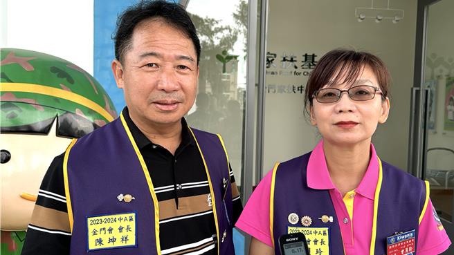 国际同济会金门会长陈坤祥(左)与金门女会长曾贝玲(右)，率领所属成员至金门家扶中心进行爱心赠鞋关怀活动。（于家麒摄）