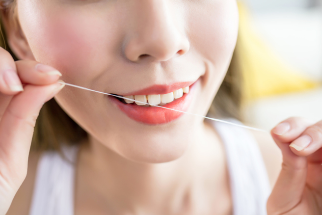 除了每天刷牙外，使用牙线也很重要，但是否有优先顺序？（示意图／Shutterstock）