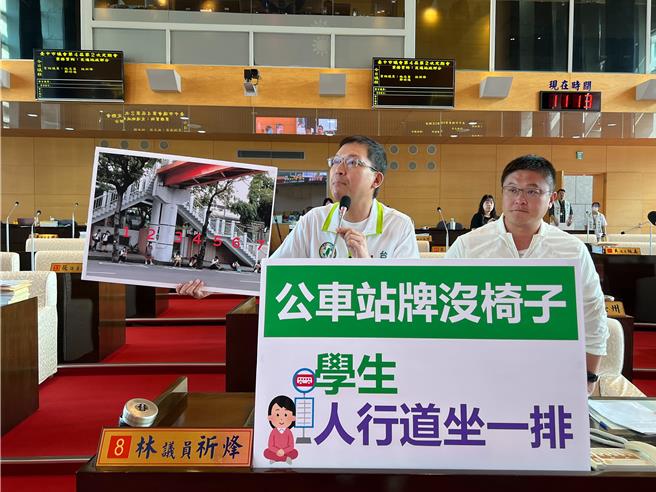 台中市議員林祈烽(左)、施志昌(右)聯合質詢，要求交通局針對學校、醫院周邊優先設置候車椅。(林欣儀攝)