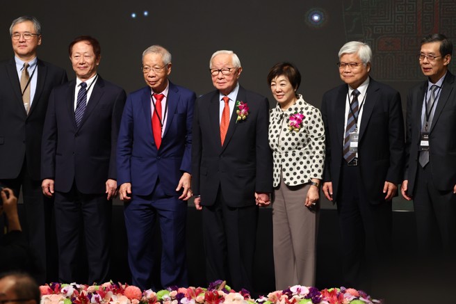 李国鼎科技发展基金会9日颁发首届李国鼎奖予台积电创办人张忠谋（中），台积电董事长刘德音（左2）、总裁魏哲家（右2）等人也到场送上祝福，并与张忠谋及其妻张淑芬（右3）合影。刘德音对台积电在国内投资也表示看法(中央社)