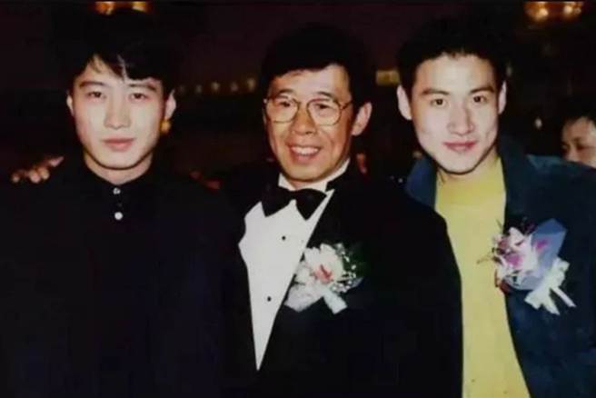 香港91岁资深男星胡枫（图中）是张学友、黎明和林忆莲等巨星的乾爹，也是香港演艺圈公认的好好先生。（图／摘自微博）