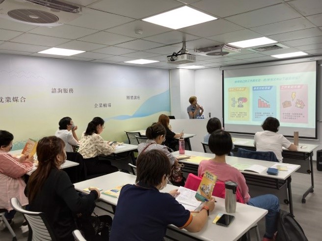 新北市妇女及中高龄者职场续航中心协助在职妇女及中高龄者克服职涯难题，稳定续航。(图/新北市政府就业服务处)

