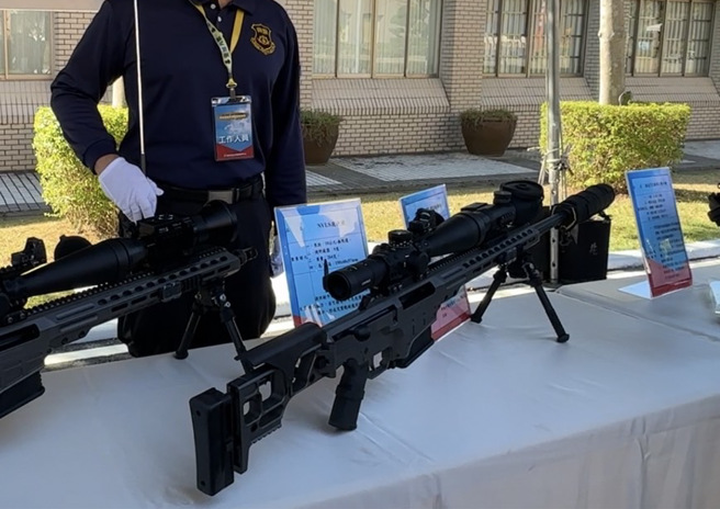 总统大选「安维8号」扩大警戒范围，部署重型狙击枪防范远距攻击目标。(叶庭欣摄)