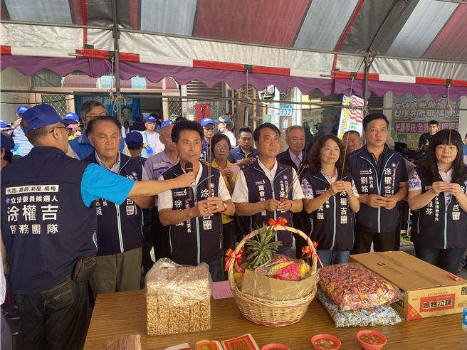 桃园二选区国民党立委参选人、市议员涂权吉（前排右四）9日举行大园区竞选服务处成立大会，逾100名乡亲到场支持。（蔡明亘摄）