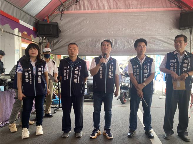 桃园二选区国民党立委参选人涂权吉（中）大园区竞选服务处9日成立。（蔡明亘摄）