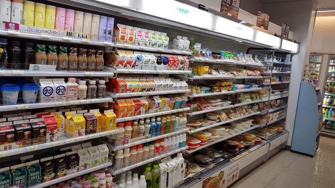 有民眾發現超商推出微波新品「飯糰泡飯」，好奇是不是正統料理，引起熱議。（示意圖／報系資料照）