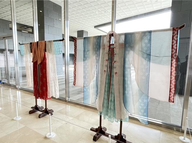 业者依据古画復刻唐朝汉服，每件都是真丝，顏色也是植物或矿物等天然染料染制，再一针一线缝制的订制服饰。（杨静茹摄）