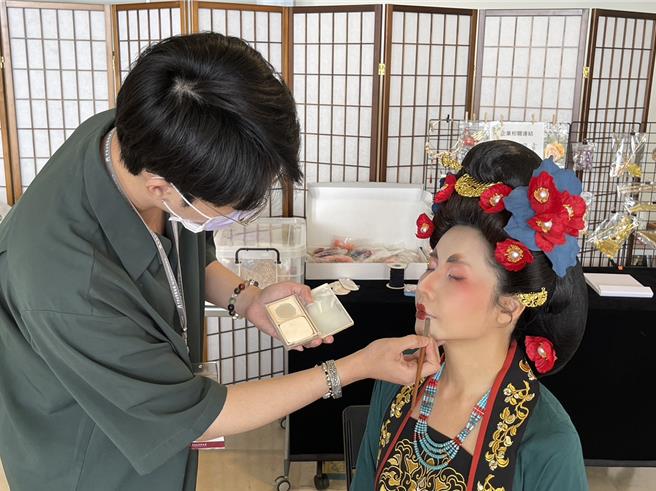 民眾租借和唐朝汉服后，还有专家帮忙梳化唐代妆髮，似乎变身成杨贵妃们，新奇有趣。（杨静茹摄）