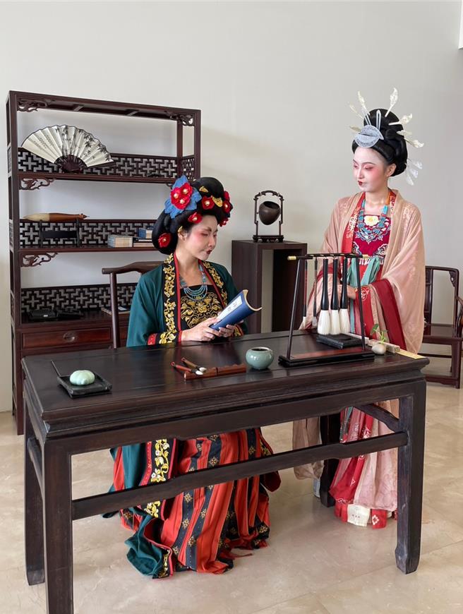 在中台世界博物馆租借汉服体验的游客指出，服饰看似厚重，不过质料是高檔的真丝，穿起来相当舒服，一点都不觉得热。（杨静茹摄）