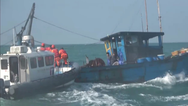 马祖海巡队派遣线上2艘巡防艇前往查处，于东莒大埔澳附近海域发现中国大陆籍「无船名」渔船违规使用拖网捕鱼。（图／海巡署提供）