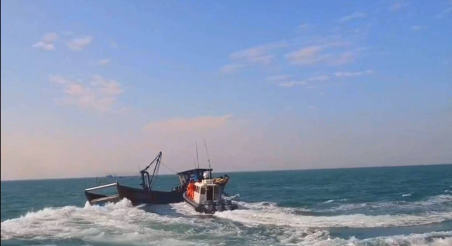 马祖海巡队派遣线上2艘巡防艇前往查处，于东莒大埔澳附近海域发现中国大陆籍「无船名」渔船违规使用拖网捕鱼。（图／海巡署提供）