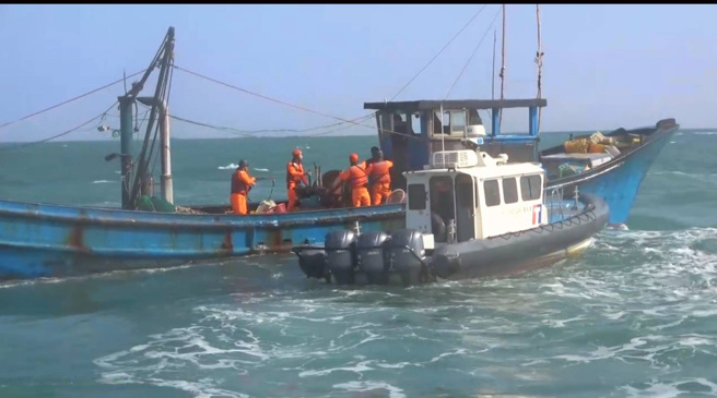 马祖海巡队派遣线上2艘巡防艇前往查处，于东莒大埔澳附近海域发现中国大陆籍「无船名」渔船违规使用拖网捕鱼。（图／海巡署提供）