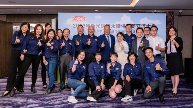 新光钢业绩大放异彩，新光钢董事长粟明德(图右)表示,主要是风险管控得当。（图片来源：新光钢铁提供）