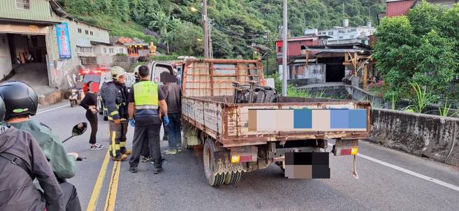 车祸现场2辆货车追撞，导致后方货车驾驶一度受困。（翻摄画面）
