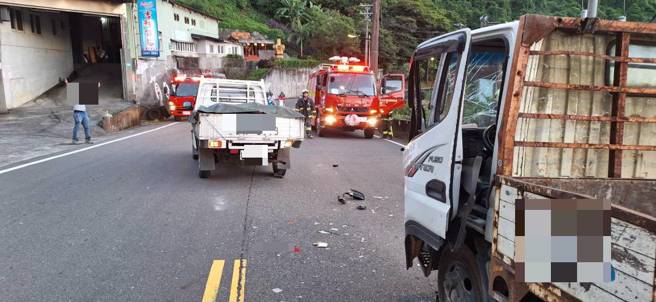 车祸现场2辆货车追撞，导致后方货车驾驶一度受困。（翻摄画面）