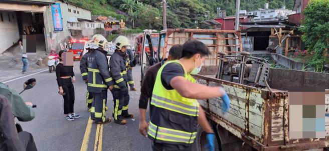 车祸现场2辆货车追撞，导致后方货车驾驶一度受困。（翻摄画面）