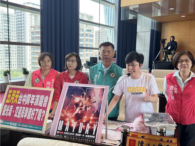 台中市议员张芬郁(右起)、陈俞融、萧隆泽、陈淑华、陈雅惠9日联合质询，针对五月天将到台中举办跨年演唱会，要求市府做好因应配套措施。(林欣仪摄)