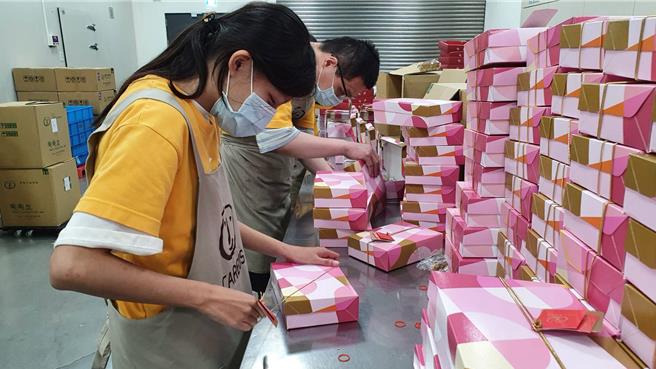 小婷（女）在喜憨兒創作料理餐廳學習禮盒包裝。（喜憨兒基金會提供／林雅惠高雄傳真）