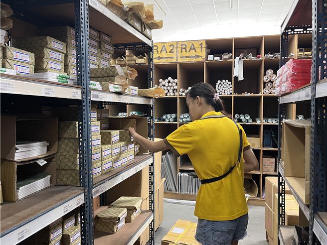 小婷達到轉銜的標準，在就服員協助下，順利進入文具公司擔任撿貨員。（喜憨兒基金會提供／林雅惠高雄傳真）