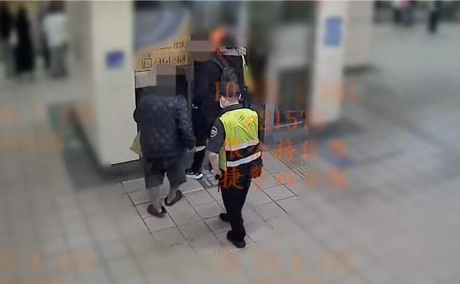 70多岁林姓男子8日在捷运西门站亮刀，遭警方当场压制移送法办。（翻摄画面）