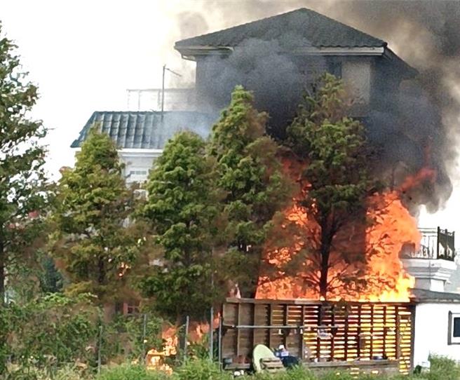 金门县西堡地区一处知名庭园式民宿，今日下午后院疑似正在充电中的电瓶突然起火引发火灾。(图／民眾提供)