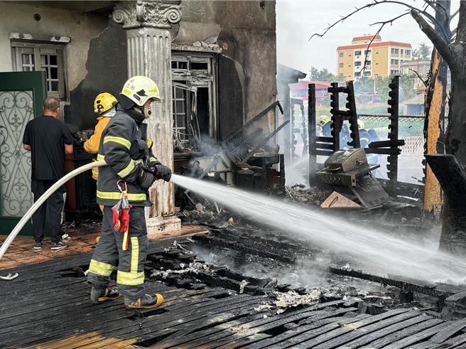 金门县消防局获报后紧急出动8车及职义消20名迅速赶抵灭火，才未酿出更大灾祸。(于家麒摄)