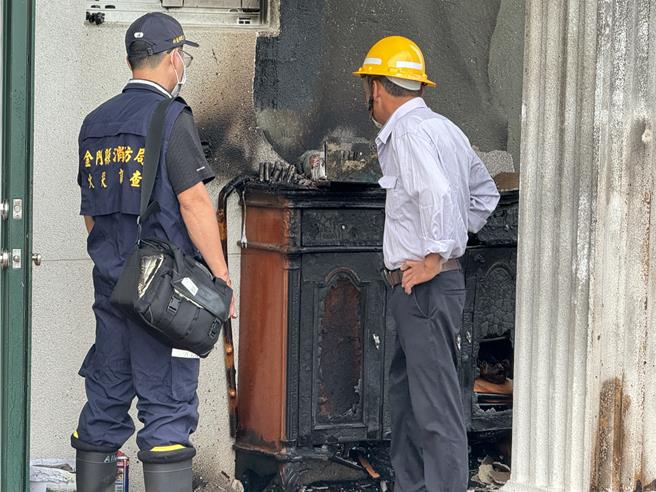 民宿后院疑似正在充电中的电瓶突然起火，无人察觉加上起火处为木造景观平台，火势一发不可收拾。(于家麒摄)