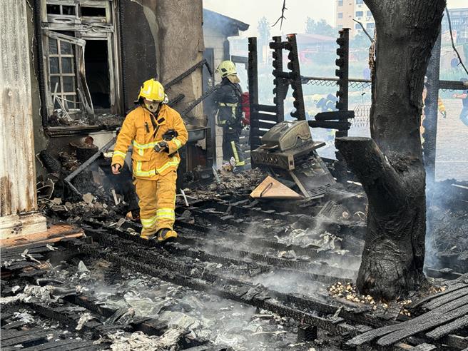 原本绝美的民宿后院被烧得面目全非，灾损暂无法估算，起火原因目前仍由消防局火调科调查中。(于家麒摄)