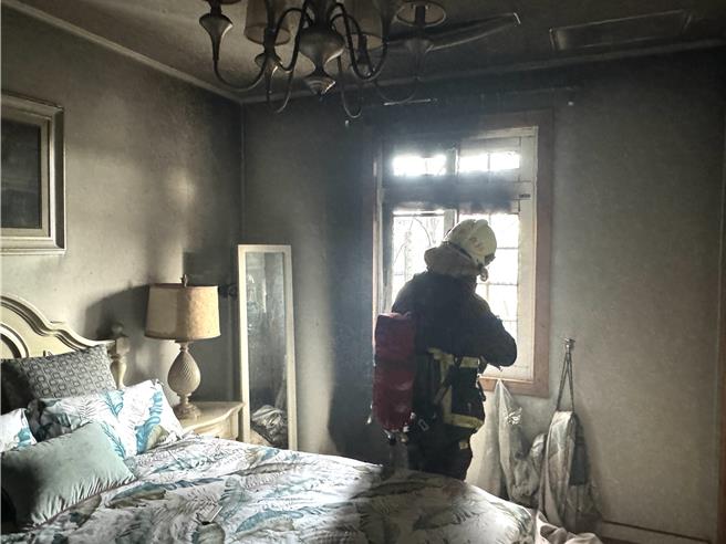 民宿部分房间被浓烟薰得乌漆麻黑，屋主表示损失暂无法估算，但幸好无人员伤亡。(于家麒摄)