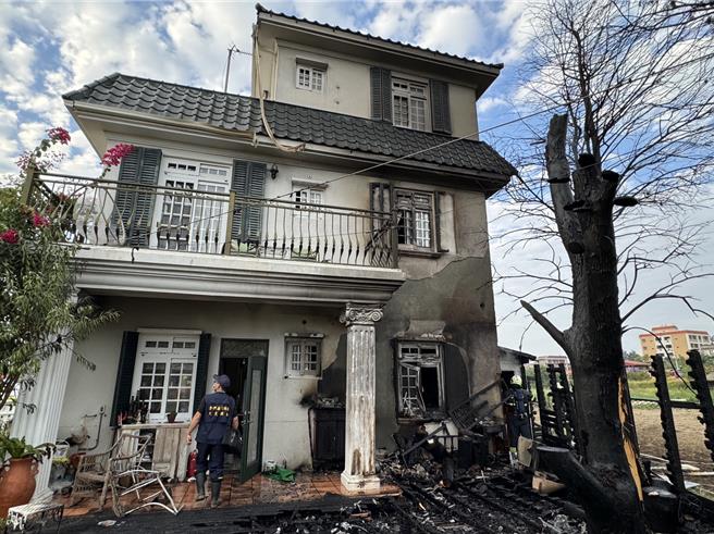 原本绝美的民宿后院被烧得面目全非，部分房间也被浓烟薰得乌漆麻黑，详细起火原因目前仍在调查中。(于家麒摄)